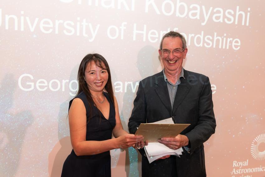 George Darwin Lectureship winner Professor Chiaki Kobayashi, of the University of Hertfordshire, and RAS President Mike Lockwood.