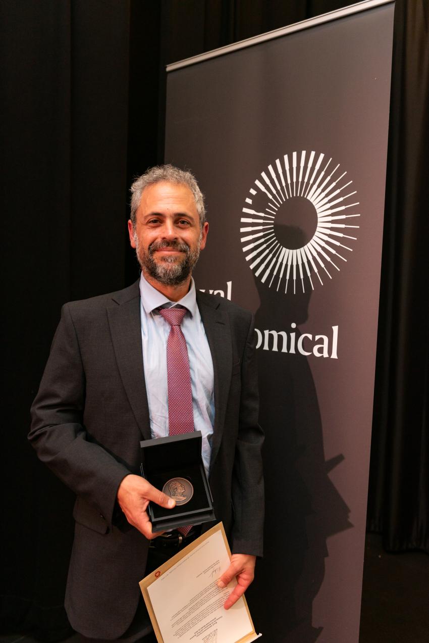 Dr Keith Bannister, of CSIRO Space and Astronomy, collects the Jackson-Gwilt Medal (A) he was jointly awarded with Professor Ryan Shannon, of Swinburne University of Technology.