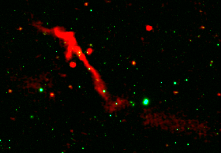This LOFAR DR2 image of J1007+3540 superimposed over an optical image by Pan-STARRS shows a compact, bright inner jet, indicating the reawakening of what had been a ‘sleeping’ supermassive black hole at the heart of the gigantic radio galaxy.